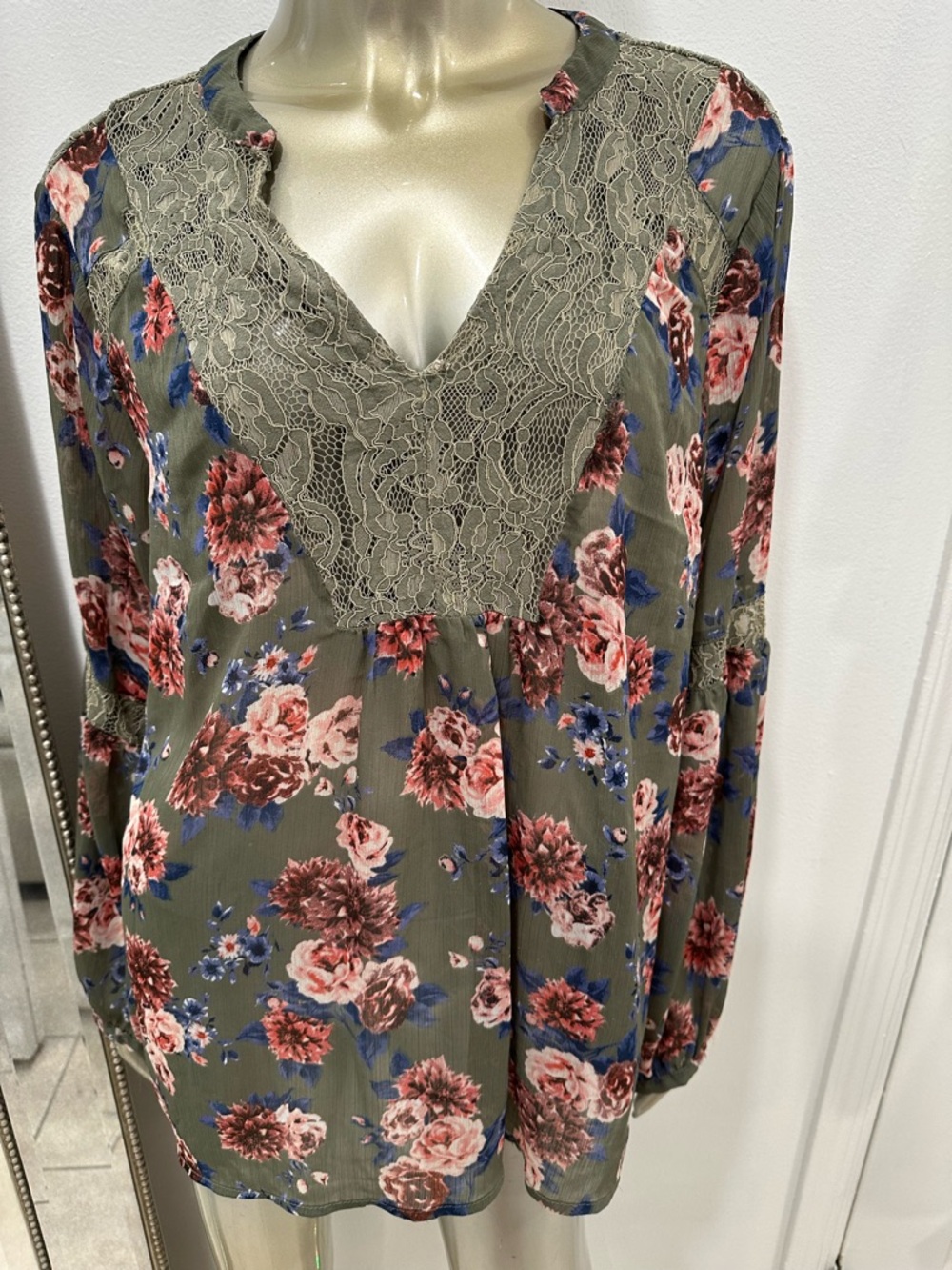 torrid Olive Floral Lace V-Neck Tunic with Pink and Blue Blossoms size 2